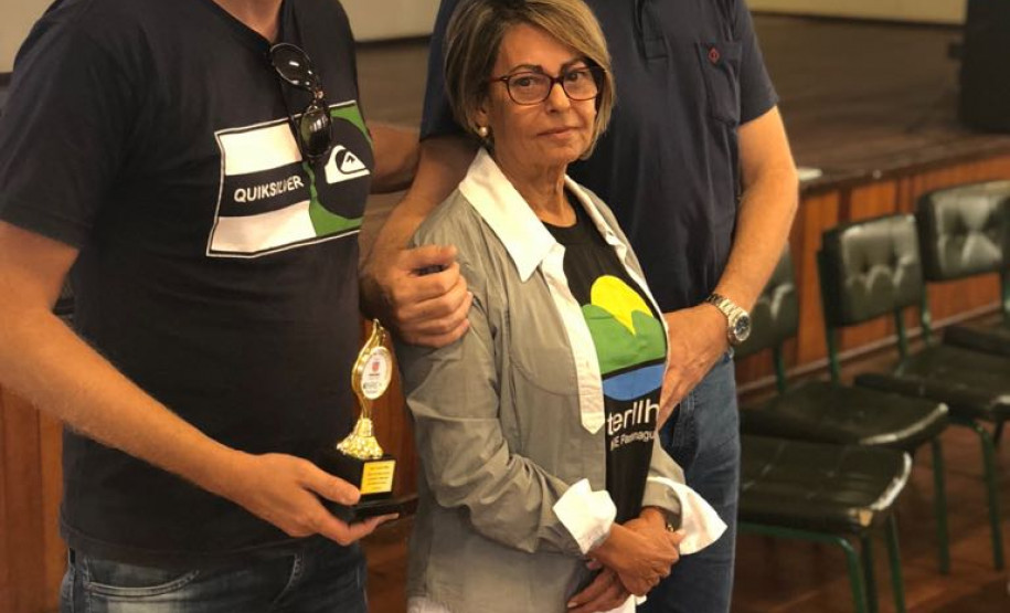 Formação estuda educação nas ilhas e aldeias do Litoral Professores, agentes educacionais I e II, equipes diretiva e pedagógica que atuam nas escolas indígenas e nas ilhas do litoral paranaense, pertencentes ao Núcleo Regional de Educação de Paranaguá, iniciaram nessa quinta-feira (10), em Paranaguá, a 11° edição do curso de formação continuada Interilhas. O curso tem duração de dois dias com 16 horas que serão computados para avanços nos planos de carreira dos servidores.