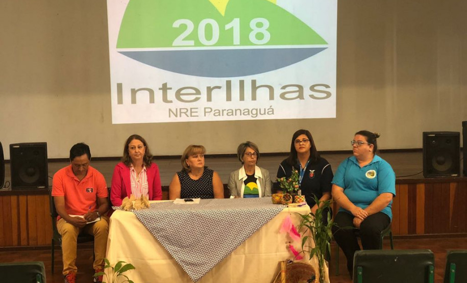 Formação estuda educação nas ilhas e aldeias do Litoral Professores, agentes educacionais I e II, equipes diretiva e pedagógica que atuam nas escolas indígenas e nas ilhas do litoral paranaense, pertencentes ao Núcleo Regional de Educação de Paranaguá, iniciaram nessa quinta-feira (10), em Paranaguá, a 11° edição do curso de formação continuada Interilhas. O curso tem duração de dois dias com 16 horas que serão computados para avanços nos planos de carreira dos servidores.