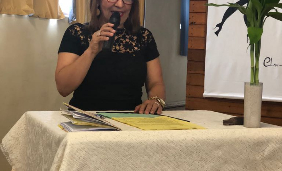 Formação estuda educação nas ilhas e aldeias do Litoral Professores, agentes educacionais I e II, equipes diretiva e pedagógica que atuam nas escolas indígenas e nas ilhas do litoral paranaense, pertencentes ao Núcleo Regional de Educação de Paranaguá, iniciaram nessa quinta-feira (10), em Paranaguá, a 11° edição do curso de formação continuada Interilhas. O curso tem duração de dois dias com 16 horas que serão computados para avanços nos planos de carreira dos servidores.