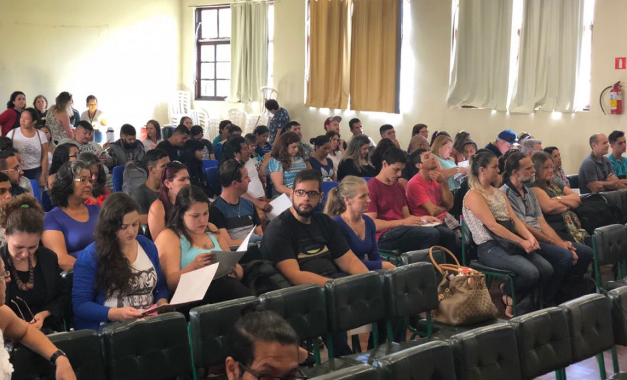 Formação estuda educação nas ilhas e aldeias do Litoral Professores, agentes educacionais I e II, equipes diretiva e pedagógica que atuam nas escolas indígenas e nas ilhas do litoral paranaense, pertencentes ao Núcleo Regional de Educação de Paranaguá, iniciaram nessa quinta-feira (10), em Paranaguá, a 11° edição do curso de formação continuada Interilhas. O curso tem duração de dois dias com 16 horas que serão computados para avanços nos planos de carreira dos servidores.