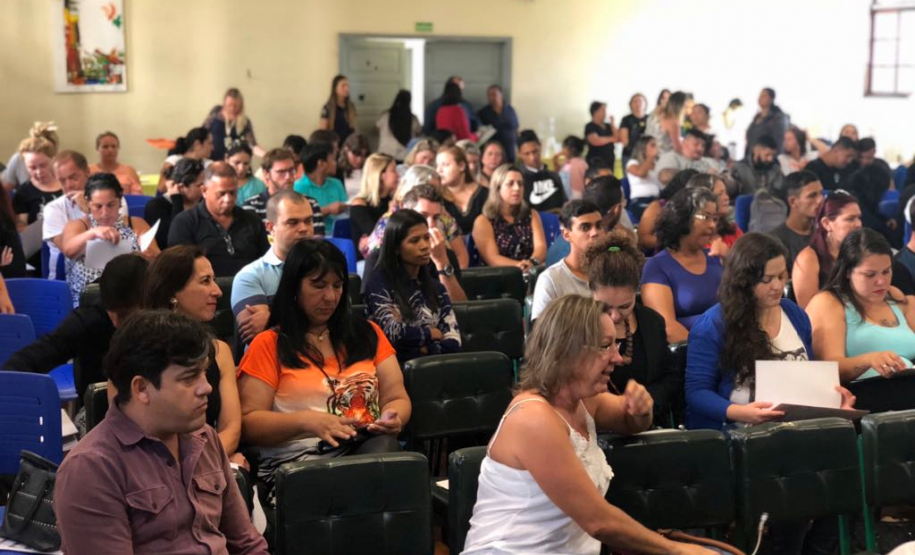 Formação estuda educação nas ilhas e aldeias do Litoral Professores, agentes educacionais I e II, equipes diretiva e pedagógica que atuam nas escolas indígenas e nas ilhas do litoral paranaense, pertencentes ao Núcleo Regional de Educação de Paranaguá, iniciaram nessa quinta-feira (10), em Paranaguá, a 11° edição do curso de formação continuada Interilhas. O curso tem duração de dois dias com 16 horas que serão computados para avanços nos planos de carreira dos servidores.