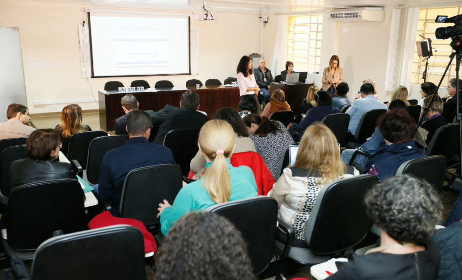 O Programa Institucional de Bolsas de Iniciação à Docência (Pibid) e o Programa de Residência Pedagógica do Governo Federal estiveram em debate na Secretaria da Educação nesta quarta-feira (09). Os programas foram o tema principal da reunião do Fórum Permanente de Apoio à Formação Docente do Paraná, realizada em Curitiba.