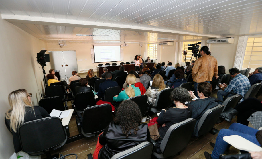 O Programa Institucional de Bolsas de Iniciação à Docência (Pibid) e o Programa de Residência Pedagógica do Governo Federal estiveram em debate na Secretaria da Educação nesta quarta-feira (09). Os programas foram o tema principal da reunião do Fórum Permanente de Apoio à Formação Docente do Paraná, realizada em Curitiba.