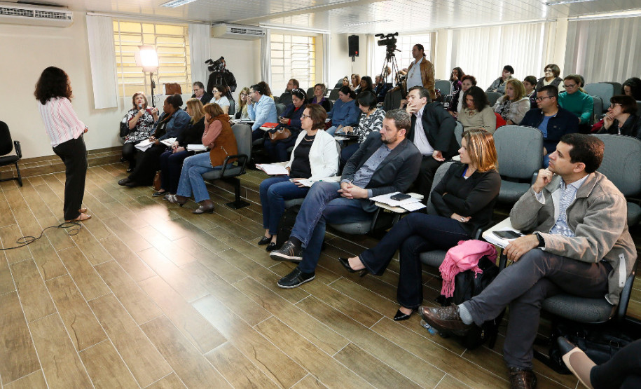 O Programa Institucional de Bolsas de Iniciação à Docência (Pibid) e o Programa de Residência Pedagógica do Governo Federal estiveram em debate na Secretaria da Educação nesta quarta-feira (09). Os programas foram o tema principal da reunião do Fórum Permanente de Apoio à Formação Docente do Paraná, realizada em Curitiba.