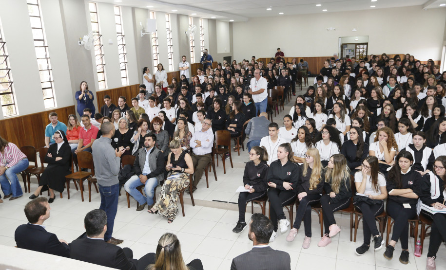 Secretaria Estadual de Educação do Paraná; Colégio Estadual Sagrada Familia em Campo Largo, palestra com representantes dos três poderes, Geração Atitute. 11-05-18. Foto: Hedeson Alves