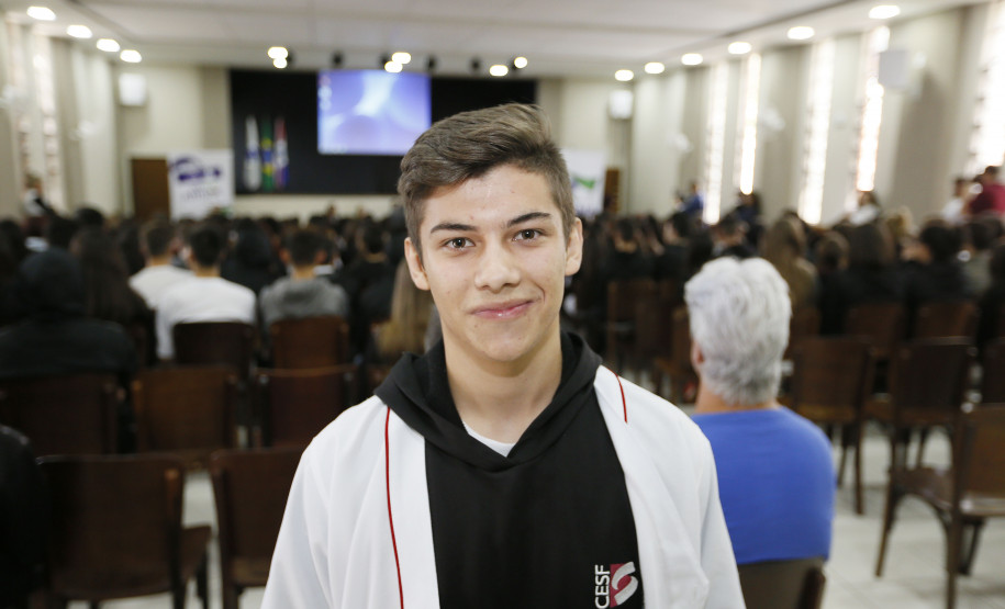 Secretaria Estadual de Educação do Paraná; Colégio Estadual Sagrada Familia em Campo Largo, palestra com representantes dos três poderes, Geração Atitute, na foto Kelvyb Junior Vaz da Silva. 11-05-18. Foto: Hedeson Alves
