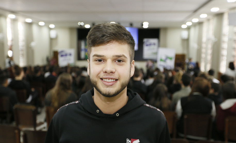 Secretaria Estadual de Educação do Paraná; Colégio Estadual Sagrada Familia em Campo Largo, palestra com representantes dos três poderes, Geração Atitute, na foto o aluno Lucas Biel Roberto. 11-05-18. Foto: Hedeson Alves