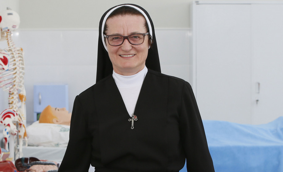 Secretaria Estadual de Educação do Paraná; Colégio Estadual Sagrada Familia em Campo Largo, implementação do curso de Enfermagem, com aquisição de livros técnicos e itens para o laboratório, na foto a diretora Irmã Lucia Staron. 11-05-18. Foto: Hedeson Alves