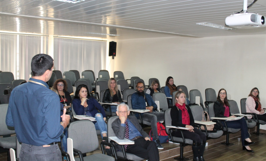 Cidades que criaram metas próprias para o seu Plano Municipal de Educação também devem desenvolver um indicador próprio para o seu monitoramento. Esta foi uma das informações reforçadas durante formação da Comissão Coordenadora e Equipe Técnica responsável pelo processo de monitoramento e avaliação do Plano Estadual de Educação do Paraná, realizada nesta sexta-feira (11), na Secretaria da Educação.