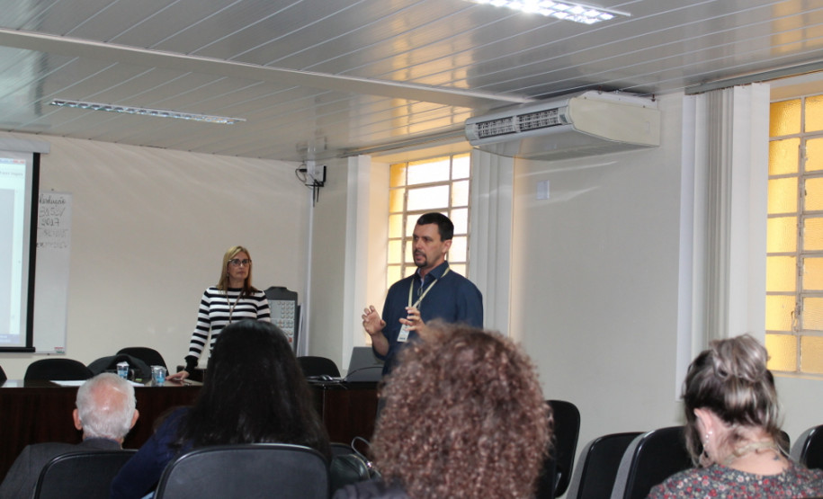 “O Plano Estadual de Educação do Paraná ficou em consonância de número e forma com as metas do Plano Nacional de Educação, podendo utilizar os mesmos indicadores para monitoramento de metas e estratégias”, explica Maurício Pastor, coordenador da Rede de Assistência Técnica para o monitoramento e Avaliação dos Planos Municipais de Educação no Paraná