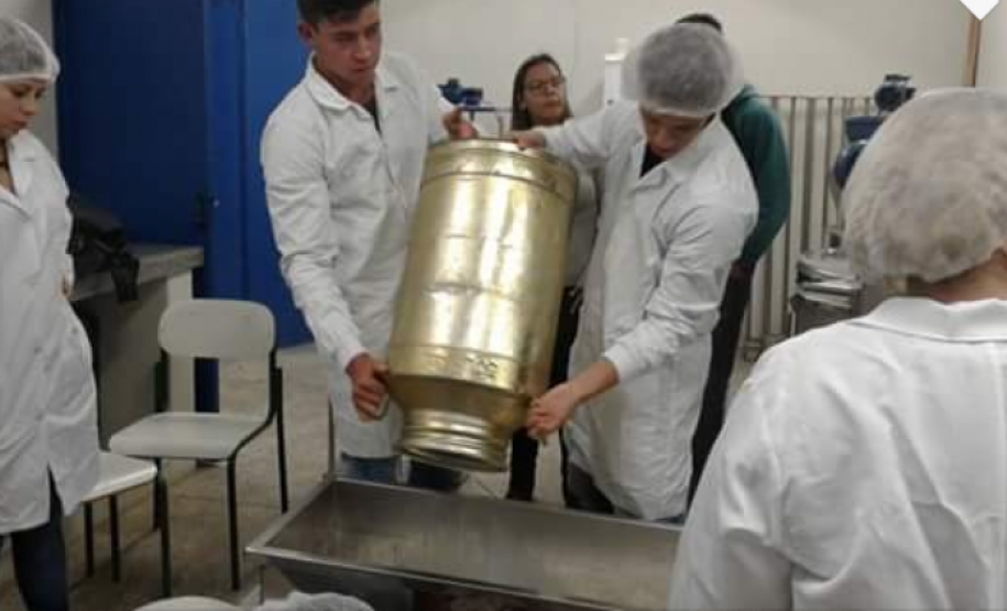 A Secretaria da Educação tem uma oferta variada de cursos profissionalizantes ligados ao agronegócio, setor responsável por cerca de 40% da economia paranaense. Um deles é o Curso Técnico em Agroindústria, disponível na modalidade subsequente no Centro Estadual de Educação Profissional (CEEP) Olegário Macedo, em Castro, região Centro Oriental paranaense.