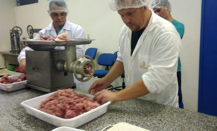 A Secretaria da Educação tem uma oferta variada de cursos profissionalizantes ligados ao agronegócio, setor responsável por cerca de 40% da economia paranaense. Um deles é o Curso Técnico em Agroindústria, disponível na modalidade subsequente no Centro Estadual de Educação Profissional (CEEP) Olegário Macedo, em Castro, região Centro Oriental paranaense.