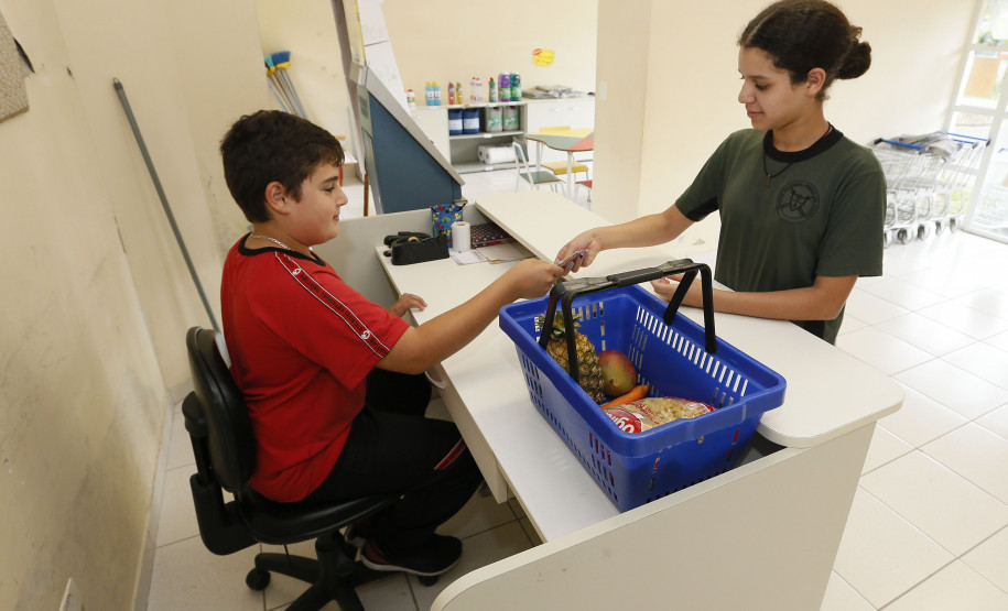 Secretaria Estadual de Educação do Paraná; Vila da Cidadania em Piraquara, alunos de diversos colégios participam de oficinas oferecidas dentro da cidade mirin como atividades de culinária, esporte, jardinagem entre outras, na foto a aluna Gabrielle Barros Grazieli. 17-04-18. Foto: Hedeson Alves