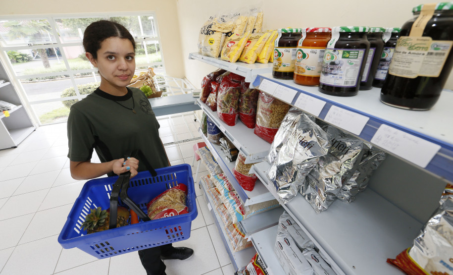 Secretaria Estadual de Educação do Paraná; Vila da Cidadania em Piraquara, alunos de diversos colégios participam de oficinas oferecidas dentro da cidade mirin como atividades de culinária, esporte, jardinagem entre outras, na foto a aluna Gabrielle Barros Grazieli. 17-04-18. Foto: Hedeson Alves