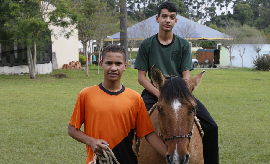 Secretaria Estadual de Educação do Paraná; Vila da Cidadania em Piraquara, alunos de diversos colégios participam de oficinas oferecidas dentro da cidade mirin como atividades de culinária, esporte, jardinagem entre outras, na foto os alunos Joao Vitor Teixiera e Elvis Ferreira de Franca. 17-04-18. Foto: Hedeson Alves