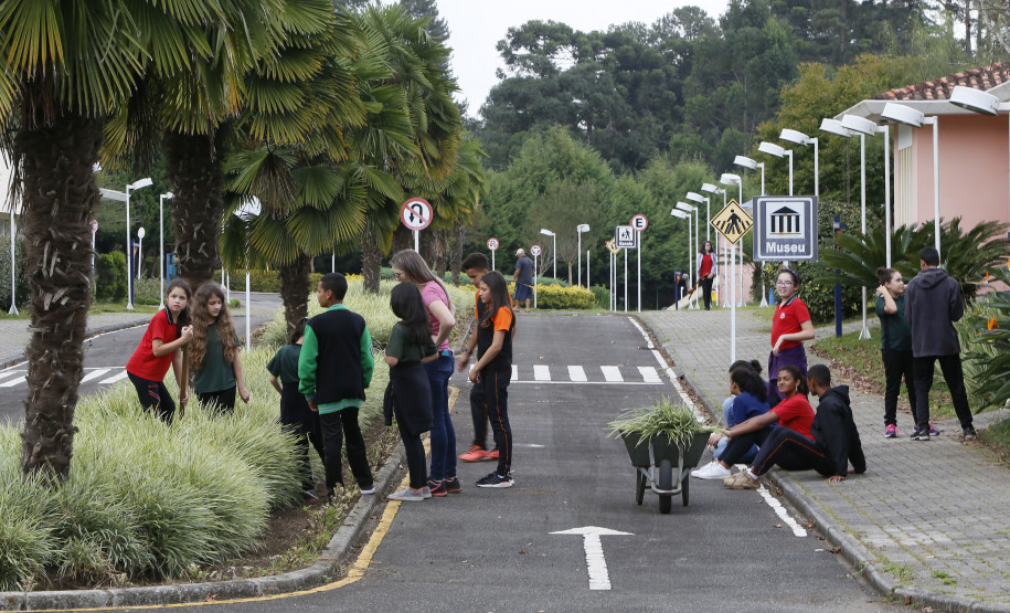 Secretaria Estadual de Educação do Paraná; Vila da Cidadania em Piraquara, alunos de diversos colégios participam de oficinas oferecidas dentro da cidade mirin como atividades de culinária, esporte, jardinagem entre outras. 17-04-18. Foto: Hedeson Alves