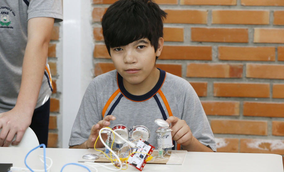 Secretaria Estadual de Educação do Paraná; Alunos da APAE de Prudentópolis visitam os laboratórios da SEED-LAB, na foto o aluno Alyson Fabiano Rodrigues. 15-05-18. Foto: Hedeson Alves