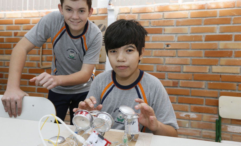 Secretaria Estadual de Educação do Paraná; Alunos da APAE de Prudentópolis visitam os laboratórios da SEED-LAB, na foto o aluno Alyson Fabiano Rodrigues. 15-05-18. Foto: Hedeson Alves