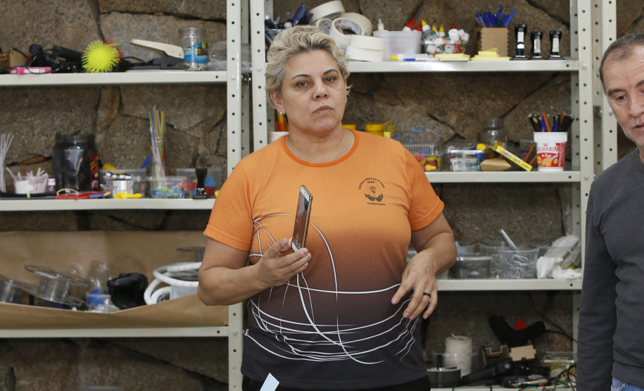 Secretaria Estadual de Educação do Paraná; Alunos da APAE de Prudentópolis visitam os laboratórios da SEED-LAB, na foto a professora Benedite Lourdes da Silva. 15-05-18. Foto: Hedeson Alves