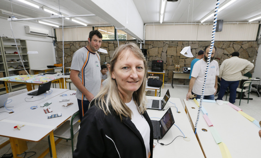 Secretaria Estadual de Educação do Paraná; Alunos da APAE de Prudentópolis visitam os laboratórios da SEED-LAB, na foto a professora Edvirges Maria Krik. 15-05-18. Foto: Hedeson Alves