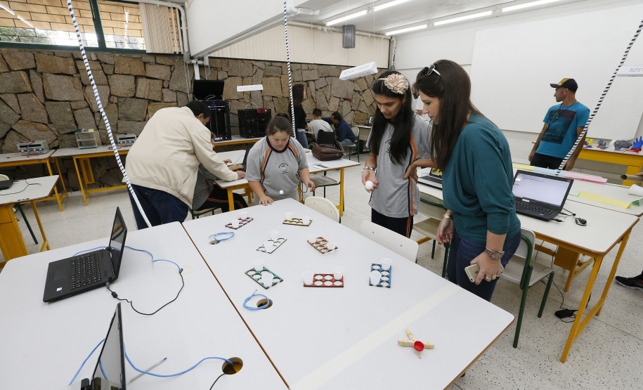Secretaria Estadual de Educação do Paraná; Alunos da APAE de Prudentópolis visitam os laboratórios da SEED-LAB. 15-05-18. Foto: Hedeson Alves