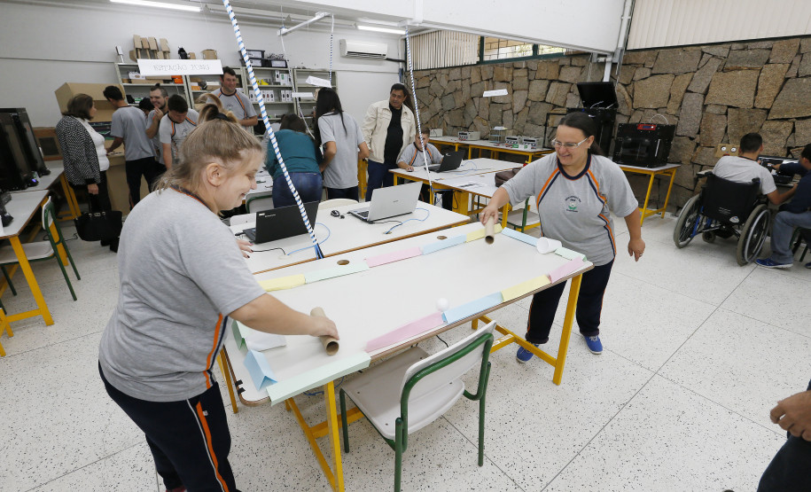Secretaria Estadual de Educação do Paraná; Alunos da APAE de Prudentópolis visitam os laboratórios da SEED-LAB. 15-05-18. Foto: Hedeson Alves