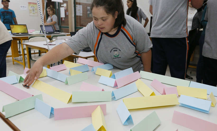 Secretaria Estadual de Educação do Paraná; Alunos da APAE de Prudentópolis visitam os laboratórios da SEED-LAB. 15-05-18. Foto: Hedeson Alves