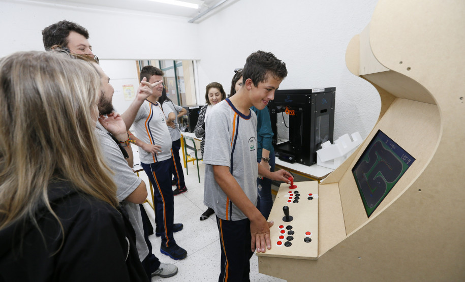 Secretaria Estadual de Educação do Paraná; Alunos da APAE de Prudentópolis visitam os laboratórios da SEED-LAB. 15-05-18. Foto: Hedeson Alves
