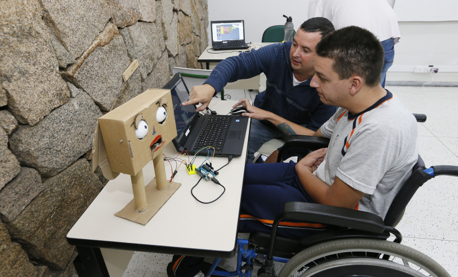 Secretaria Estadual de Educação do Paraná; Alunos da APAE de Prudentópolis visitam os laboratórios da SEED-LAB. 15-05-18. Foto: Hedeson Alves