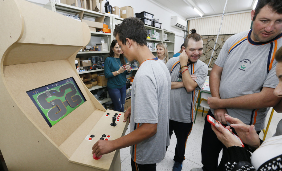 Secretaria Estadual de Educação do Paraná; Alunos da APAE de Prudentópolis visitam os laboratórios da SEED-LAB. 15-05-18. Foto: Hedeson Alves