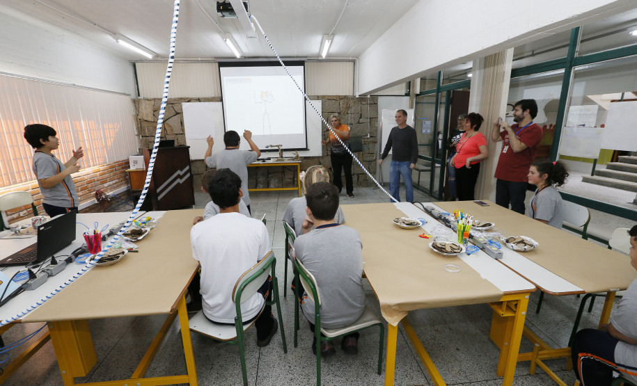 Secretaria Estadual de Educação do Paraná; Alunos da APAE de Prudentópolis visitam os laboratórios da SEED-LAB. 15-05-18. Foto: Hedeson Alves