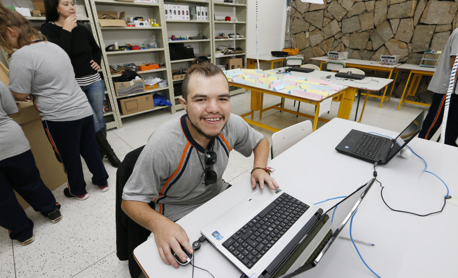 Secretaria Estadual de Educação do Paraná; Alunos da APAE de Prudentópolis visitam os laboratórios da SEED-LAB, na foto o aluno Yuri Rafael de Lima Machado. 15-05-18. Foto: Hedeson Alves
