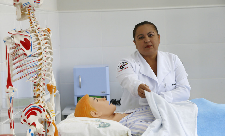 Curso técnico atende pedido de moradores de município da RMC Secretaria Estadual de Educação do Paraná; Colégio Estadual Sagrada Familia em Campo Largo, implementação do curso de Enfermagem, com aquisição de livros técnicos e itens para o laboratório, na foto a aluna Leamil da Rocha Ramos. 11-05-18. Foto: Hedeson Alves