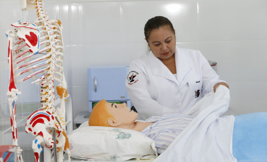 Curso técnico atende pedido de moradores de município da RMC Secretaria Estadual de Educação do Paraná; Colégio Estadual Sagrada Familia em Campo Largo, implementação do curso de Enfermagem, com aquisição de livros técnicos e itens para o laboratório, na foto a aluna Leamil da Rocha Ramos. 11-05-18. Foto: Hedeson Alves