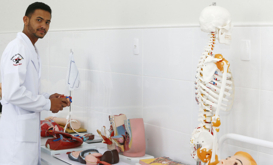 Curso técnico atende pedido de moradores de município da RMC Secretaria Estadual de Educação do Paraná; Colégio Estadual Sagrada Familia em Campo Largo, implementação do curso de Enfermagem, com aquisição de livros técnicos e itens para o laboratório, na foto o aluno Mauricio Santos Joana. 11-05-18. Foto: Hedeson Alves