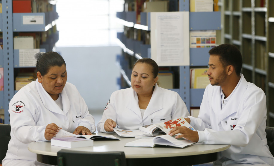 Curso técnico atende pedido de moradores de município da RMC Secretaria Estadual de Educação do Paraná; Colégio Estadual Sagrada Familia em Campo Largo, implementação do curso de Enfermagem, com aquisição de livros técnicos e itens para o laboratório, na foto os alunos Roseli Damazio, Mauricio Santos Joana e Leamil da Rocha Ramos. 11-05-18. Foto: Hedeson Alves