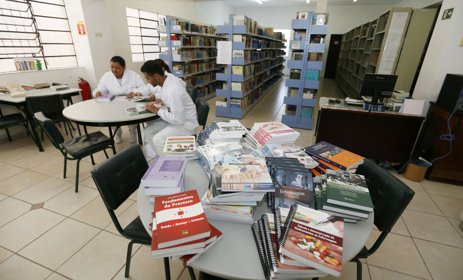 Curso técnico atende pedido de moradores de município da RMC Secretaria Estadual de Educação do Paraná; Colégio Estadual Sagrada Familia em Campo Largo, implementação do curso de Enfermagem, com aquisição de livros técnicos e itens para o laboratório. 11-05-18. Foto: Hedeson Alves