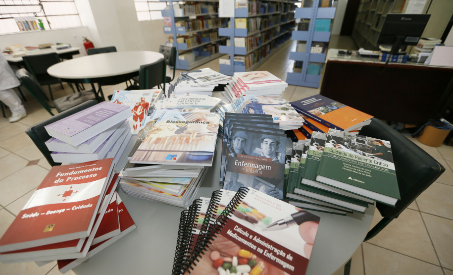 Curso técnico atende pedido de moradores de município da RMC Secretaria Estadual de Educação do Paraná; Colégio Estadual Sagrada Familia em Campo Largo, implementação do curso de Enfermagem, com aquisição de livros técnicos e itens para o laboratório. 11-05-18. Foto: Hedeson Alves