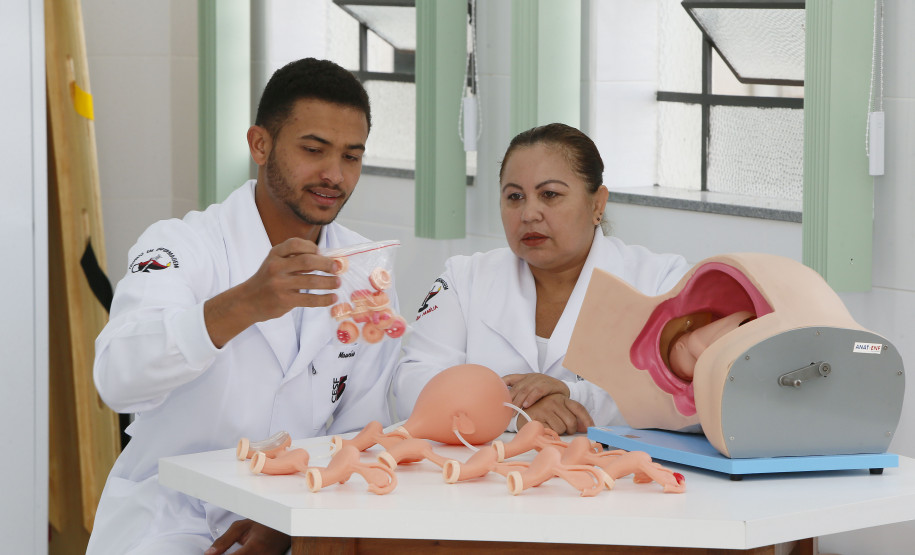 Curso técnico atende pedido de moradores de município da RMC Secretaria Estadual de Educação do Paraná; Colégio Estadual Sagrada Familia em Campo Largo, implementação do curso de Enfermagem, com aquisição de livros técnicos e itens para o laboratório. 11-05-18. Foto: Hedeson Alves
