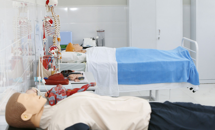 Curso técnico atende pedido de moradores de município da RMC Secretaria Estadual de Educação do Paraná; Colégio Estadual Sagrada Familia em Campo Largo, implementação do curso de Enfermagem, com aquisição de livros técnicos e itens para o laboratório. 11-05-18. Foto: Hedeson Alves