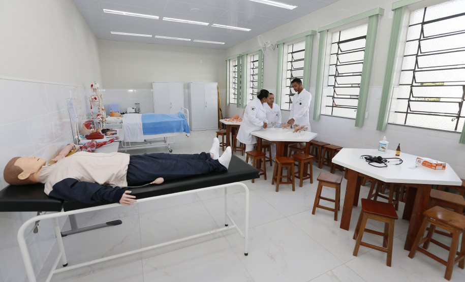 Curso técnico atende pedido de moradores de município da RMC Secretaria Estadual de Educação do Paraná; Colégio Estadual Sagrada Familia em Campo Largo, implementação do curso de Enfermagem, com aquisição de livros técnicos e itens para o laboratório. 11-05-18. Foto: Hedeson Alves