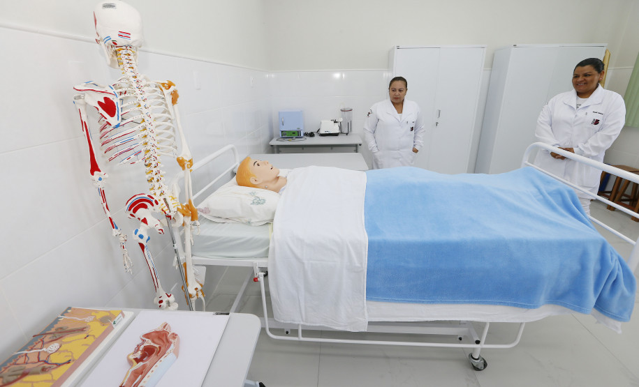 Curso técnico atende pedido de moradores de município da RMC Secretaria Estadual de Educação do Paraná; Colégio Estadual Sagrada Familia em Campo Largo, implementação do curso de Enfermagem, com aquisição de livros técnicos e itens para o laboratório. 11-05-18. Foto: Hedeson Alves
