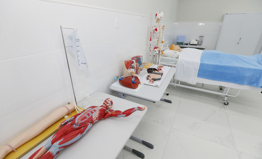 Curso técnico atende pedido de moradores de município da RMC Secretaria Estadual de Educação do Paraná; Colégio Estadual Sagrada Familia em Campo Largo, implementação do curso de Enfermagem, com aquisição de livros técnicos e itens para o laboratório. 11-05-18. Foto: Hedeson Alves