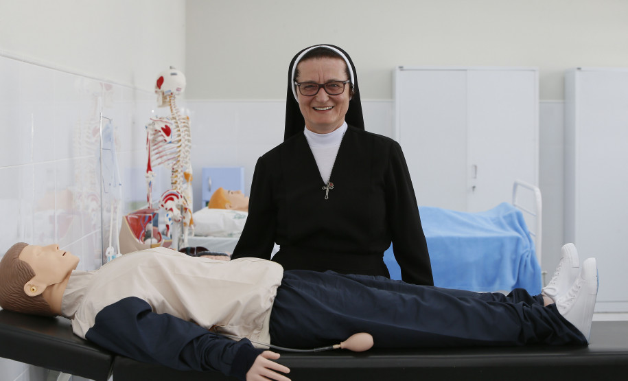 Curso técnico atende pedido de moradores de município da RMC Secretaria Estadual de Educação do Paraná; Colégio Estadual Sagrada Familia em Campo Largo, implementação do curso de Enfermagem, com aquisição de livros técnicos e itens para o laboratório, na foto a diretora Irmã Lucia Staron. 11-05-18. Foto: Hedeson Alves