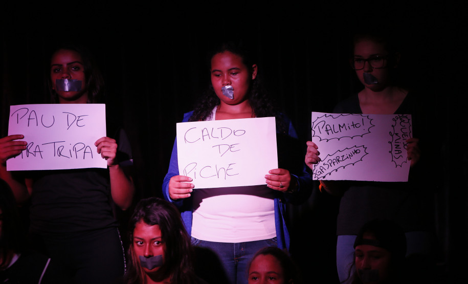 Secretaria Estadual de Educação do Paraná; Colégio Estadual Roberto Langer Júnior que tem projetos contra a prática de bullyng como peça de teatro, na foto encenação da peça teatral Bullyng Qual a Graça?. 02-05-18. Foto: Hedeson Alves