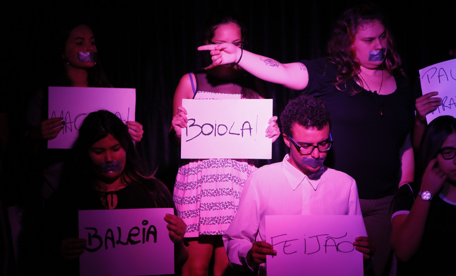 Secretaria Estadual de Educação do Paraná; Colégio Estadual Roberto Langer Júnior que tem projetos contra a prática de bullyng como peça de teatro, na foto encenação da peça teatral Bullyng Qual a Graça?. 02-05-18. Foto: Hedeson Alves