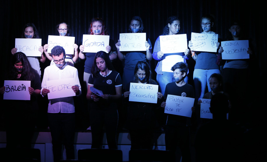 Secretaria Estadual de Educação do Paraná; Colégio Estadual Roberto Langer Júnior que tem projetos contra a prática de bullyng como peça de teatro, na foto encenação da peça teatral Bullyng Qual a Graça?. 02-05-18. Foto: Hedeson Alves