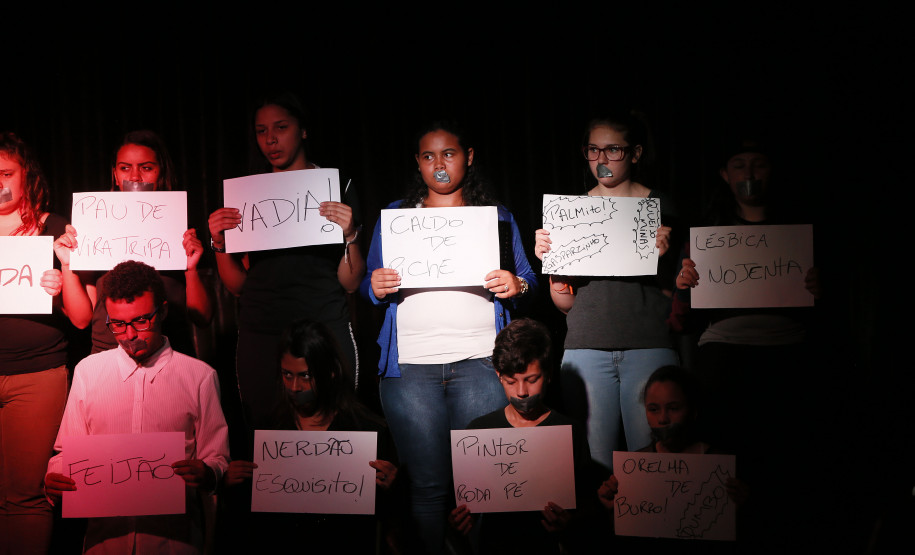 Secretaria Estadual de Educação do Paraná; Colégio Estadual Roberto Langer Júnior que tem projetos contra a prática de bullyng como peça de teatro, na foto encenação da peça teatral Bullyng Qual a Graça?. 02-05-18. Foto: Hedeson Alves