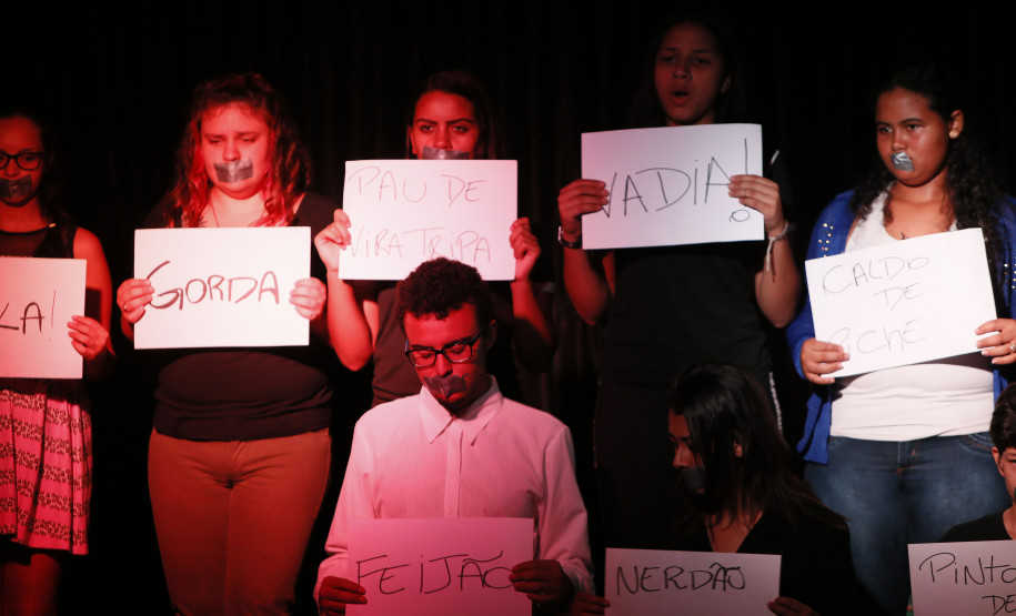 Secretaria Estadual de Educação do Paraná; Colégio Estadual Roberto Langer Júnior que tem projetos contra a prática de bullyng como peça de teatro, na foto encenação da peça teatral Bullyng Qual a Graça?. 02-05-18. Foto: Hedeson Alves