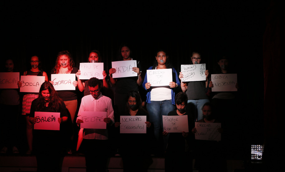 Secretaria Estadual de Educação do Paraná; Colégio Estadual Roberto Langer Júnior que tem projetos contra a prática de bullyng como peça de teatro, na foto encenação da peça teatral Bullyng Qual a Graça?. 02-05-18. Foto: Hedeson Alves